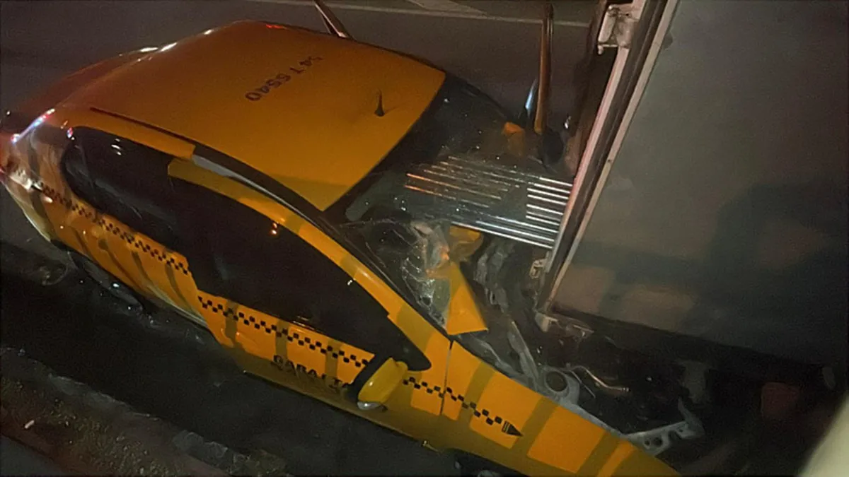 Sakarya'da feci kaza! Kamyonetteki demirler taksinin içine girdi: 1 ölü