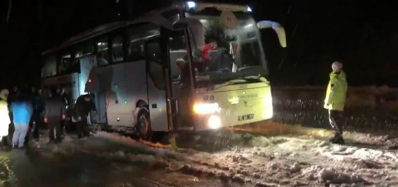 Sporcuları taşıyan otobüs yolda kaldı