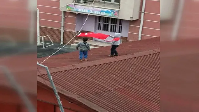 İstanbul’da iki küçük çocuğun bayrak sevgisi duygulandırdı - 2