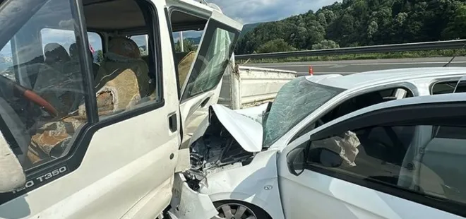 Düzce'de otomobil ile Karayolları işçilerini taşıyan kamyonet çarpıştı: 15 yaralı