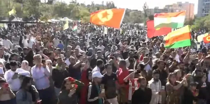 Fransa’da terör festivali! PKK yandaşlarından paçavralı gösteri