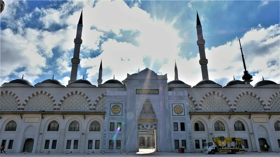 Çamlıca Camii'nde ilk sela okundu!
