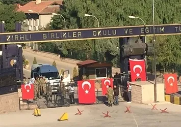 Halk Etimesgut'taki Zırhlı Birlikler'in kapıları tuttu!