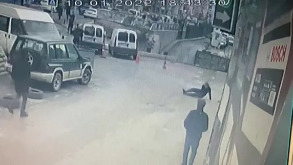 1641897056868.jpg Film sahnelerini aratmayan taciz kovalamacası: Minibüsün arka camından girip dövdü - 5