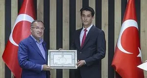 Adalet Bakanı Bekir Bozdağ mazbatasını aldı