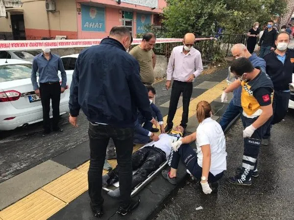 Son dakika: Ankara'da feci kaza! Belediye otobüsü üst geçit asansörüne çarptı - 2