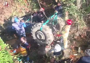 Devrilen traktörün altında kaldı