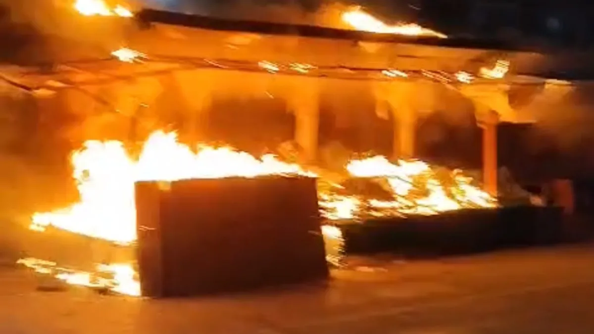 Buca’da meyve tezgahı alev alev yandı! Kundaklama şüphesi