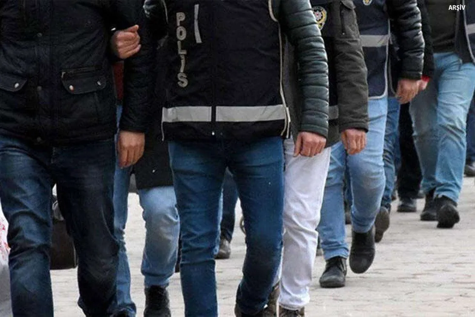 ankarada-uyusturucu-ve-fuhus-operasyonu-16-gozalti-1790058293547.jpg Ankara’da uyuşturucu ve fuhuş soruşturması: 16 şüpheli gözaltına alındı - 1