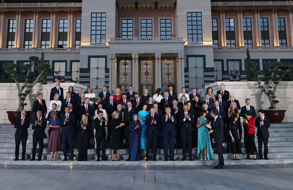 erdogan-ciftinden-nato-liderleri-onuruna-ozel-davet-ankarada-tarihi-aile-fotografi-1783449258022.jpg Erdoğan çiftinden NATO liderleri onuruna özel davet: Ankara'da tarihi aile fotoğrafı - 5