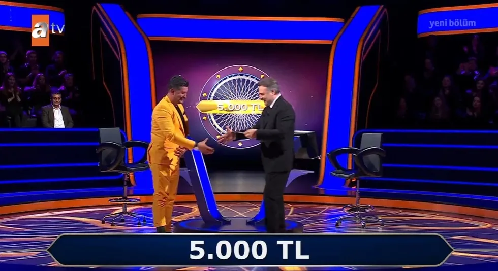 milyonere-sari-takim-elbisesiyle-damga-vurdu-kendi-alanim-dedi-hayatinin-sokunu-yasadi-1777853074315.jpg Genç yarışmacı Milyoner'e 5 bin TL ödülle veda etti. (Foto: ATV)