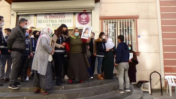 Diyarbakır'da evlat nöbetindeki annelere HDP'lilerden çirkin tahrik! - 1