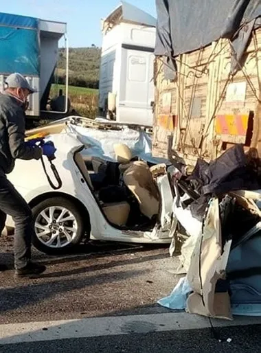 Osmaniye’de otomobil, kamyonun altına girdi: 3 ölü, 2 yaralı - 2
