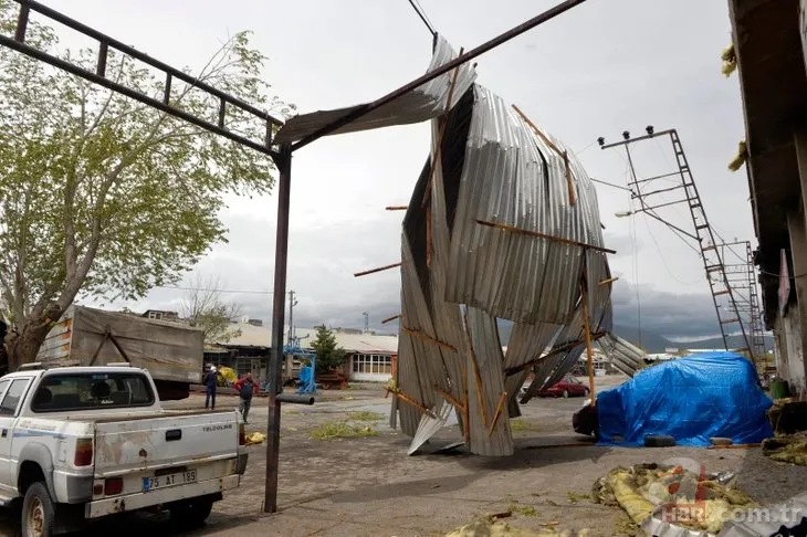 Ardahan’da şiddetli fırtına: Ağaçlar ve direkler devrildi çatılar uçtu