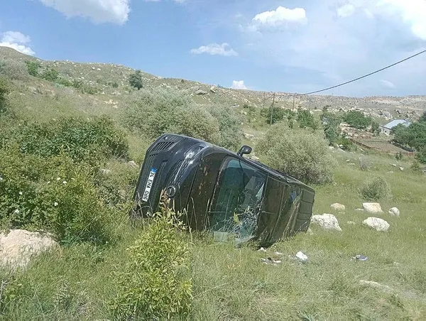 tuncelide-katliam-gibi-kaza-ilce-milli-egitim-mudurunun-araci-yks-donusu-sarampole-uctu-cok-sayida-yarali-var-1717866492219.jpeg Tunceli'de katliam gibi kaza! İlçe Milli Eğitim Müdürü'nün aracı YKS dönüşü şarampole uçtu | Çok sayıda yaralı var - 1