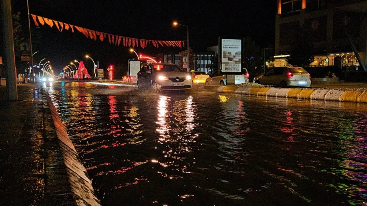 Edirne'de içme suyu hattı patladı! Yollar göle döndü