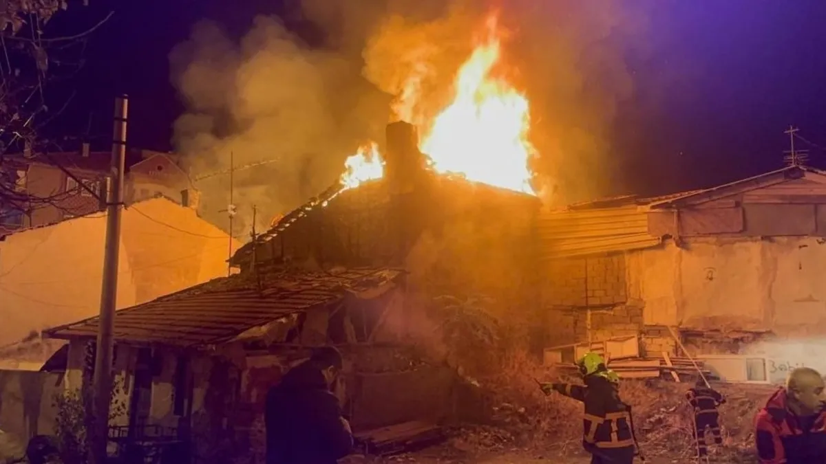 Çankırı'da yangın paniği! Alevler 2 evi kül etti