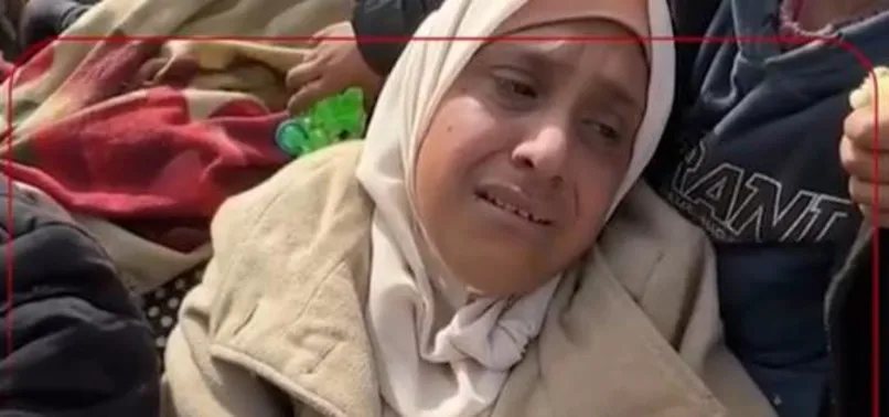 Gazze'de insani felaket! İnsanlığın utanç görüntüleri: Filistinli kadın bir parça ekmeyi görünce gözyaşlarını tutamadı