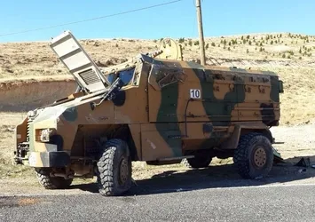 Hakkari'de askeri araca bombalı saldırı!
