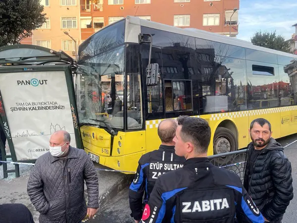 İETT otobüsü durağa çarptı! Çok sayıda yaralı var