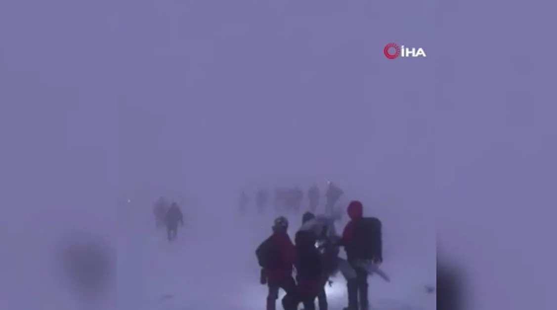 Jandarma operasyon görüntülerini paylaştı! Uludağ’da kaybolan 3 kişi böyle kurtarıldı - Video izle