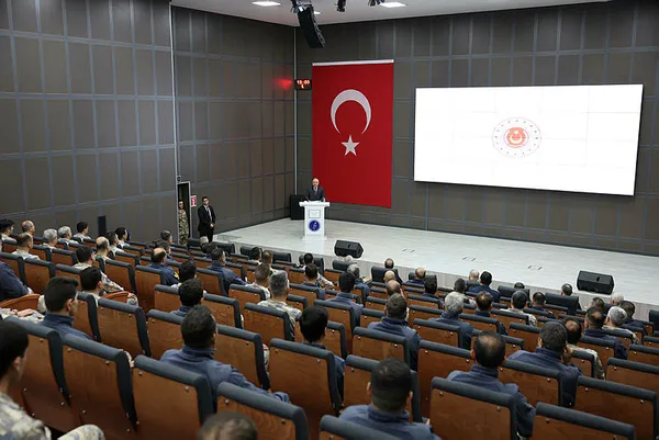 mehmetcik-ile-bulusan-bakan-gulerden-net-mesaj-teroristler-artik-son-cirpinislarini-vermektedir-1704038999358.jpg Mehmetçik ile buluşan Bakan Güler'den net mesaj: Teröristler artık son çırpınışlarını vermektedir - 4