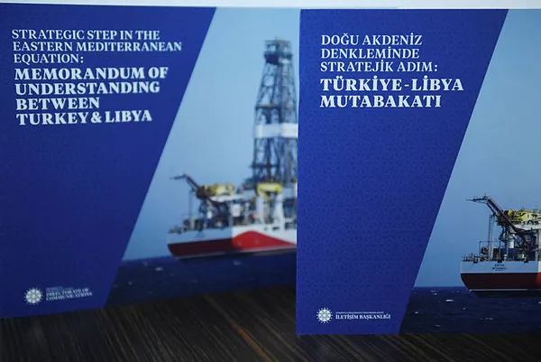 Başkan Erdoğan ve Putin zirvesi sona erdi! Erdoğan’dan Putin’e Türkiye-Libya Mutabakatı kitabı hediye etti
