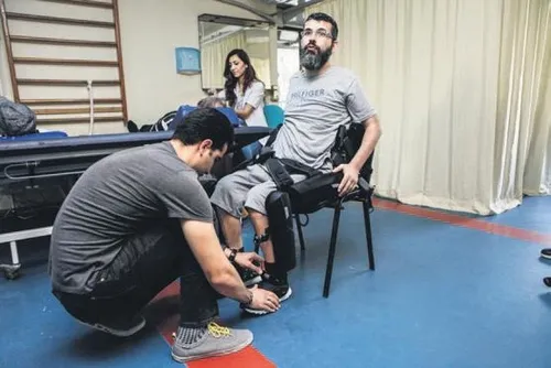 15 Temmuz gazisi özel yürüme robotuyla ayağa kalktı - 1