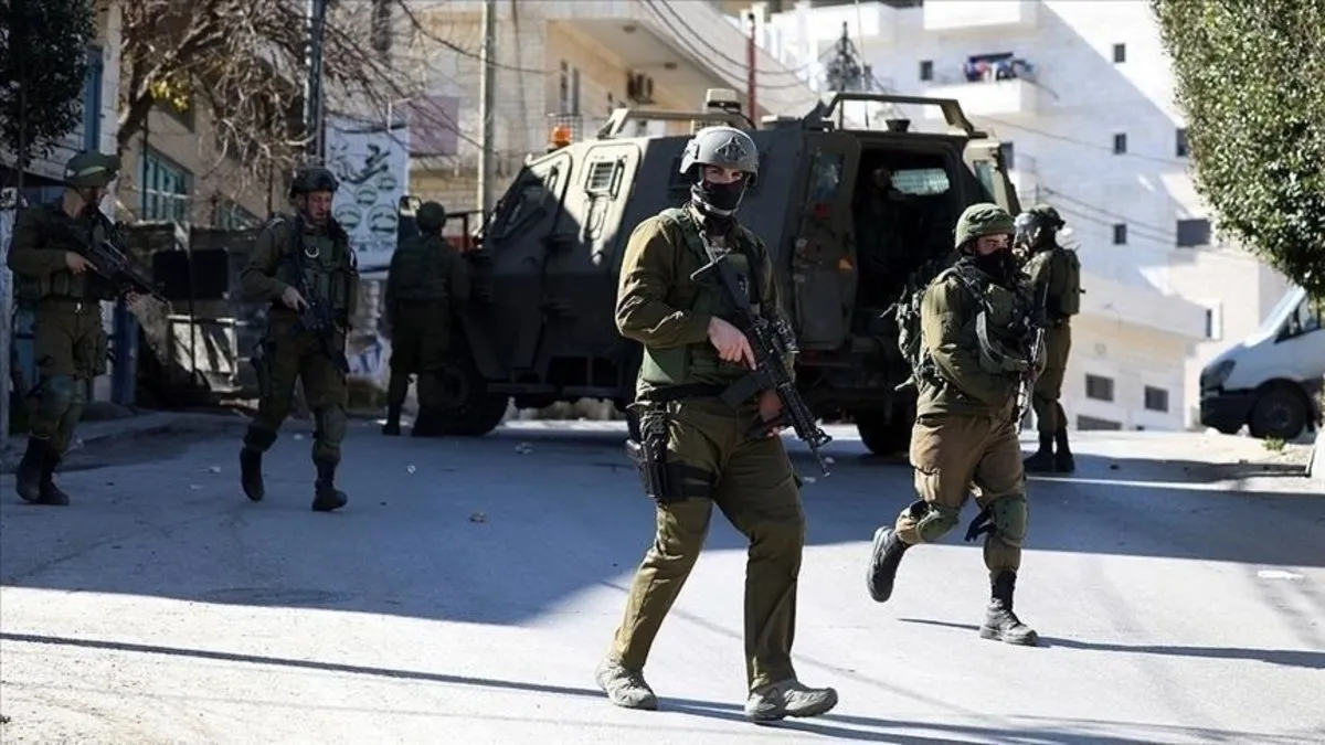 Katil İsrail askerleri Batı Şeria'daki baskınlarda en az 18 Filistinliyi