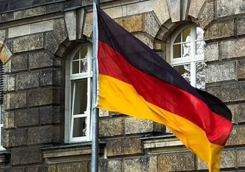 Almanya'da bir camiye daha ırkçı saldırı