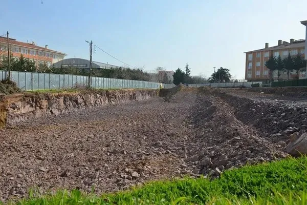 Pendik’te CHP klasiği! İmamoğlu sözde tören yaptı tek çivi çakılmadı