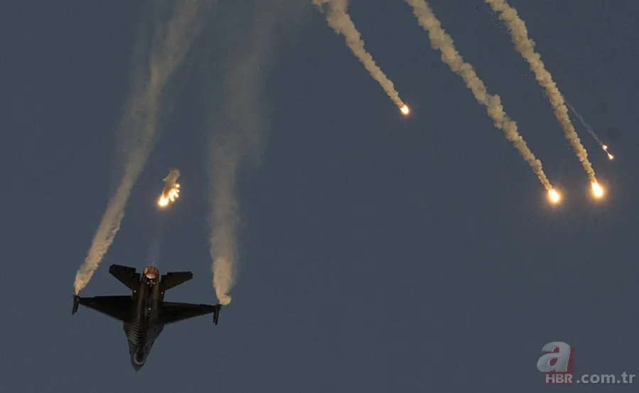 SOLOTÜRK'ten Büyük Zafer'de nefes kesen saygı uçuşu! Vatandaşlar hayranlıkla izledi 3