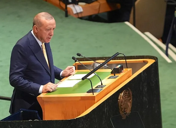baskan-erdogandan-hamas-mesaji-terorist-degil-direnis-orgutu-olarak-goruyorum-1758586407252.jpg Başkan Erdoğan, 80. BM Genel Kurulu'nda yaptığı konuşmasında İsrail'in Gazze'den çekilmesi gerektiğini belirterek insani yardımların ve ateşkesin sağlanması gerektiğini vurguladı. (AA)