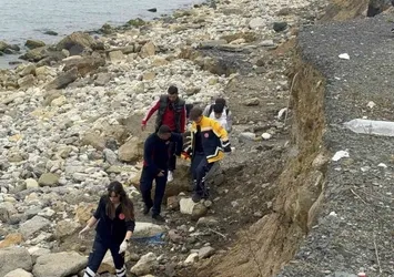 Deniz kenarında yürürken kayalıklardan düştü