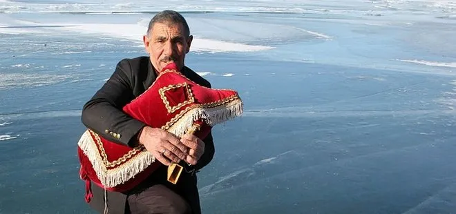 Kars’ta bulunan ve buz tutan Çıldır Gölü’nde tulum çalıp oynadılar