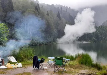 Ege ve Akdeniz yangınla boğuşurken 'pes' dedirten görüntü! Mangal yapıp meşale yaktılar