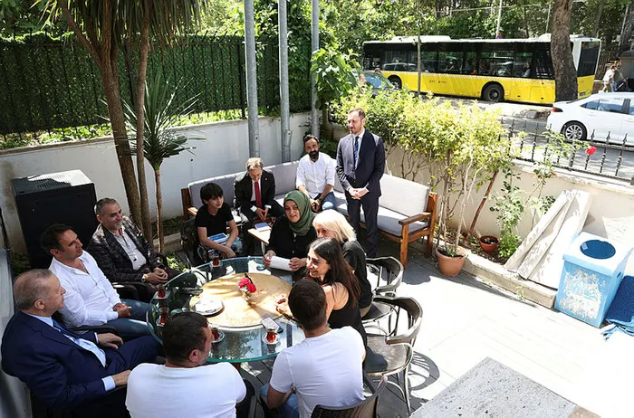 baskan-erdogan-uskudarda-vatandaslarla-sohbet-edip-cay-icti-1655472436087.jpg Başkan Erdoğan Üsküdar'da vatandaşlarla sohbet edip çay içti - 1