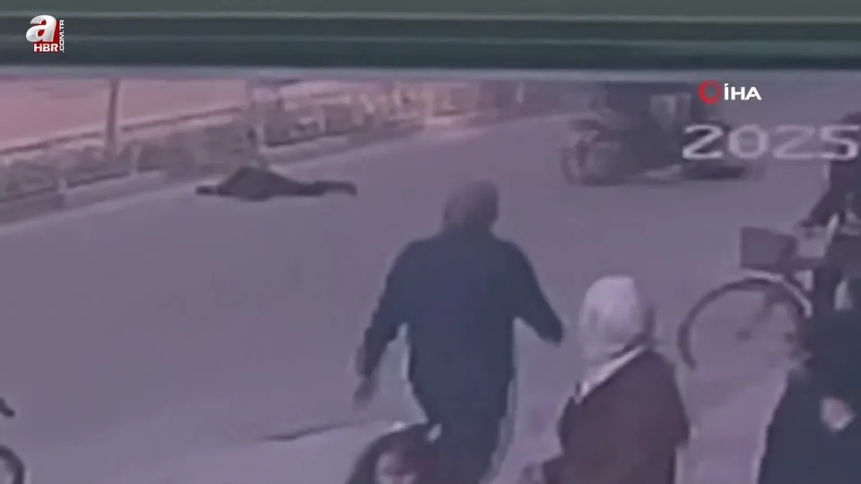 Motosikletli sürücü kadına böyle çarptı