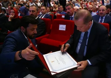 Cumhurbaşkanı Erdoğan tek tek imzaladı