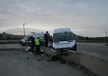 İşçileri taşıyan servis aracı istinat duvarına çarptı: 21 yaralı