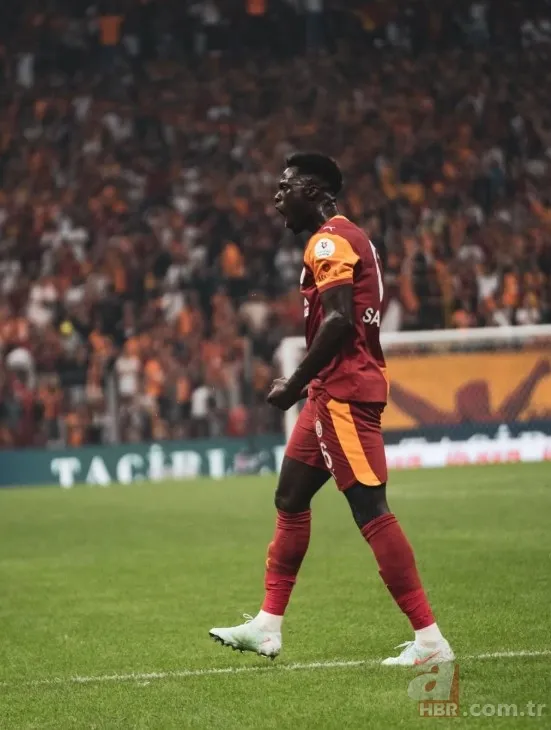 Galatasaray'ın yıldızı Yunus Akgün ellerinde çiçekle! Tuğçe Alaca ile en mutlu günü | İşte nişandan ilk kareler 13