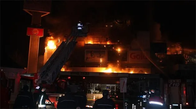 Alışveriş merkezi alev alev yandı