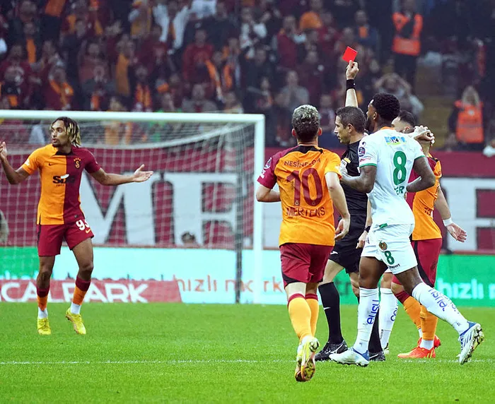 Galatasaray - Alanyaspor maçında kırmızı kart şoku! Sacha Boey oyun dışı