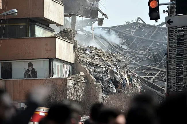 İran'da 17 katlı iş yeri çöktü, 30 itfaiyeci öldü - 4