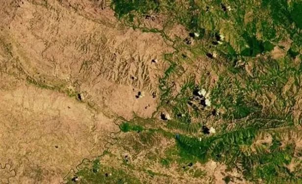 Sınır kafenin ortasından geçiyor! Görenleri hayrete düşüren dünyanın en ilgin ülke sınırları - 4