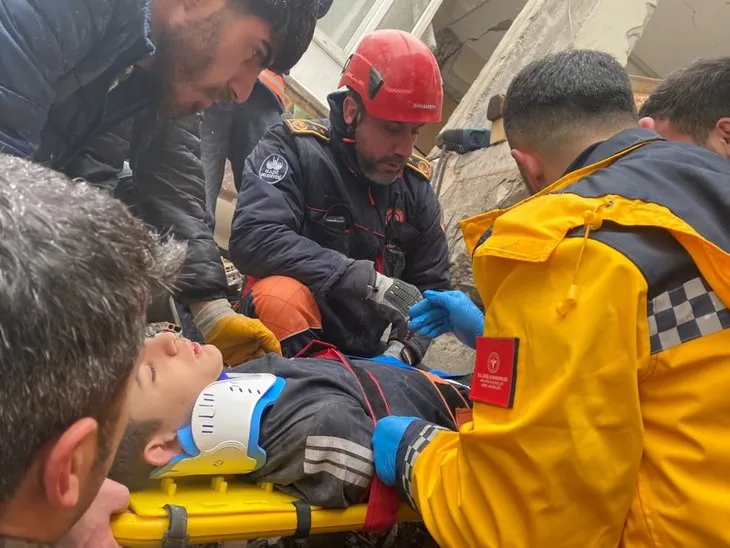 KAHRAMANMARAŞ'TA 7,4'LÜK DEPREM! Deprem bölgesinde kurtarma çalışmaları devam ediyor | İğne deliğinden çıkarıldılar