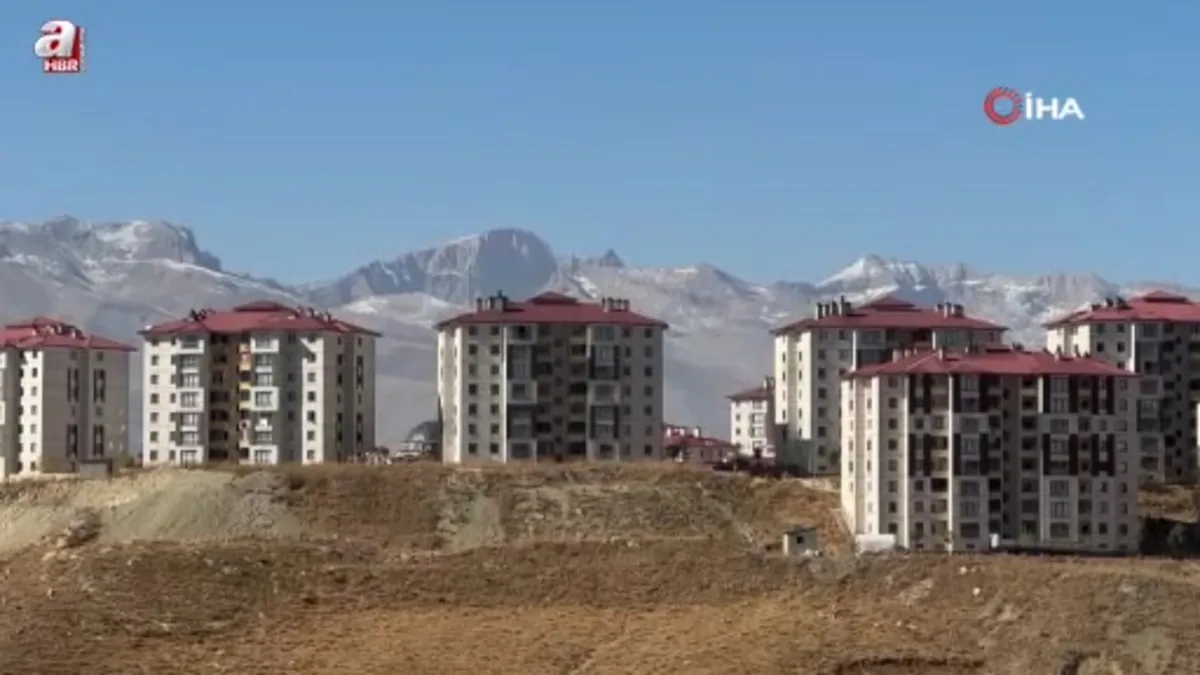 Yüksekova'da araçların camları buz tuttu