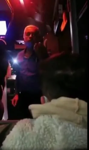 chpli-belediyede-skandal-goruntuler-otobus-soforu-isciyi-kiyafetsiz-kirli-diyerek-kovdu-1638907889865.jpeg CHP'li belediyede 'insanlık bitmiş' dedirten olay! Otobüs şoförü işçiyi ''kıyafetin kirli'' diyerek araca almadı - 1