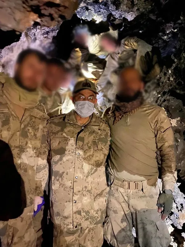 Jandarma PKK’nın inine girdi! Teröristlerin mağaradan dönüştürdükleri evleri başlarına yıkıldı