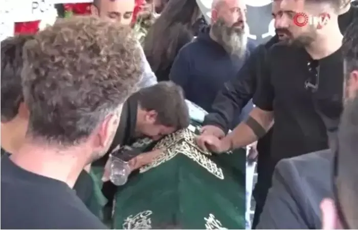 arabeskin-kralicesi-gulluye-son-veda-kizi-gasilhanede-fenalasti-1758968791928.jpeg Annesinin tabutuna sarılıp ağladı / Kaynak: İHA